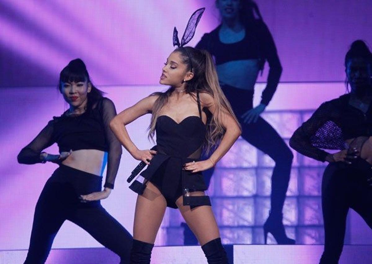 Ariana Grande canta en su concierto en Tampa
