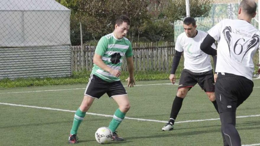 Un encuentro de liga en el campeonato del Keniata de Moaña. //Santos Álvarez