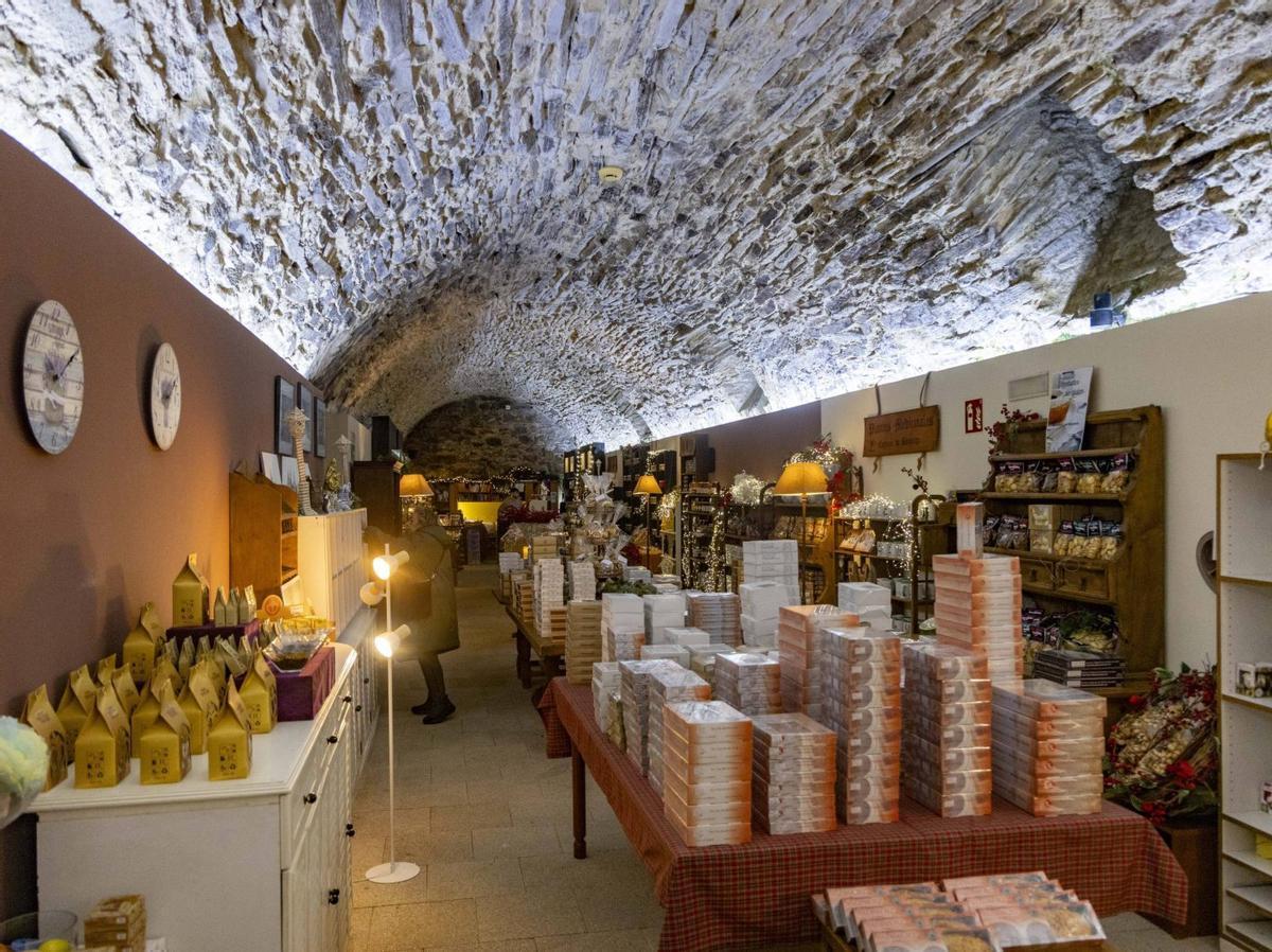 Los dulces de convento y monasterio ya están colocados en San Martín Pinario. |  Jesús Prieto