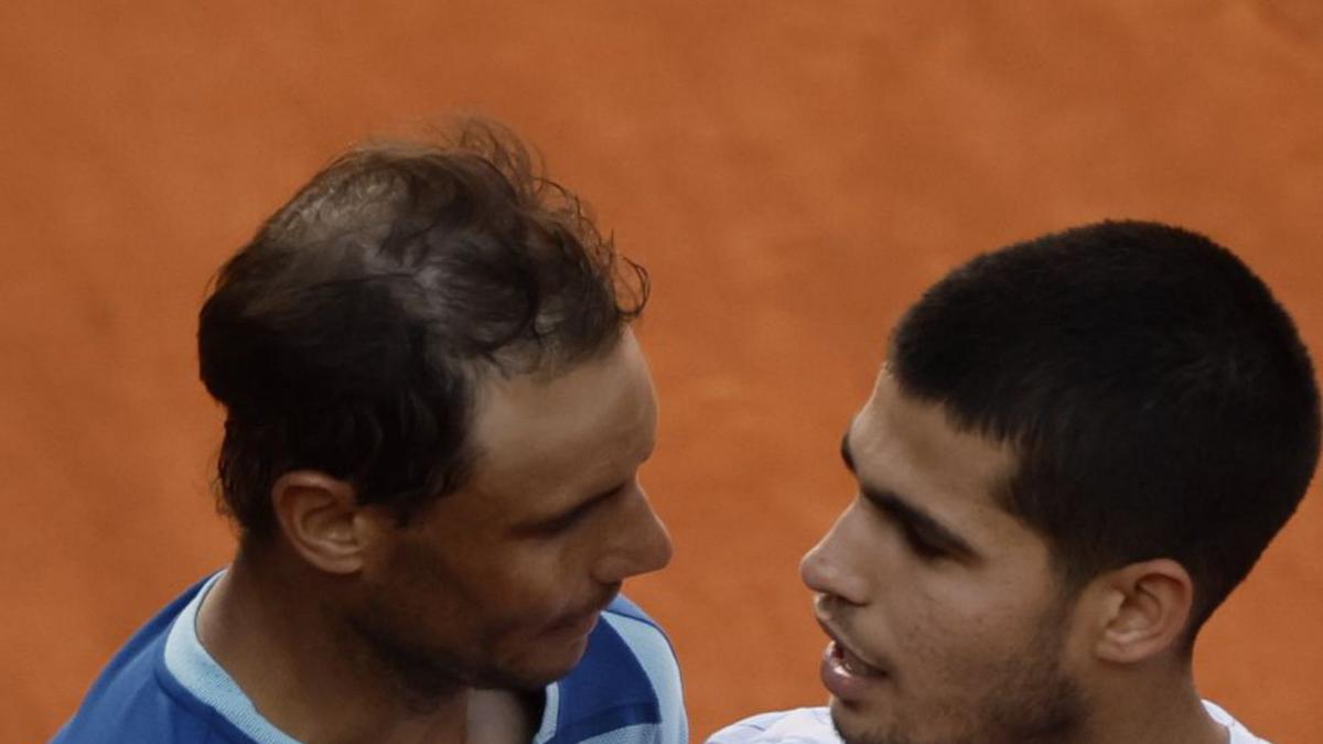 Rafa Nadal felicita a su compatriota Carlos Alcaraz por su triunfo en su duelo de Madrid, el pasado 6 de mayo. |  // EFE