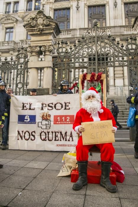 Protesta y cabalgata de los bombreos frente a la Junta General