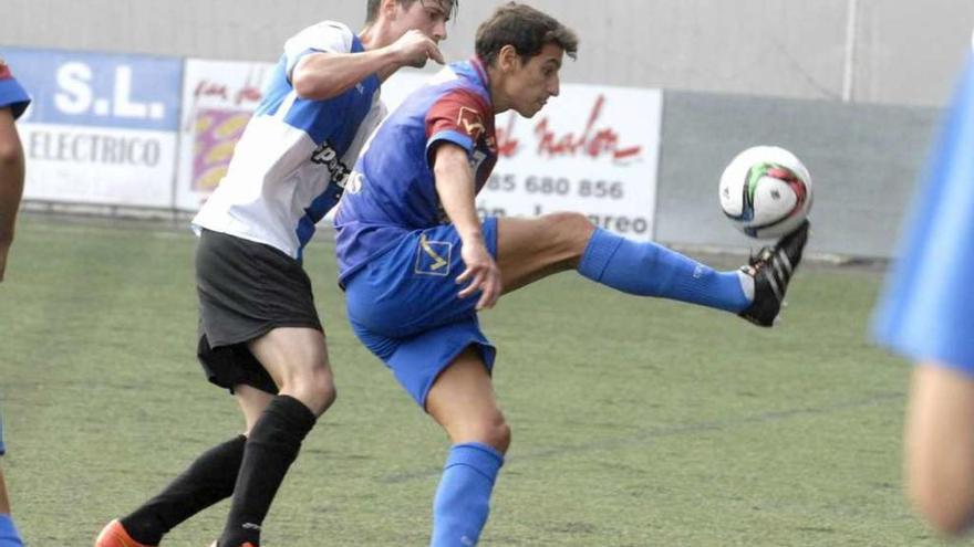 Luis Nuño controla el balón ante Trabanco, en el choque de Copa ante el Tuilla. fernando geijo