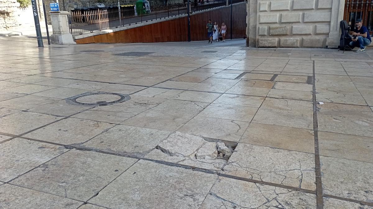 Una de las losas en mal estado en la plaza de la Aduana, el pasado miércoles.