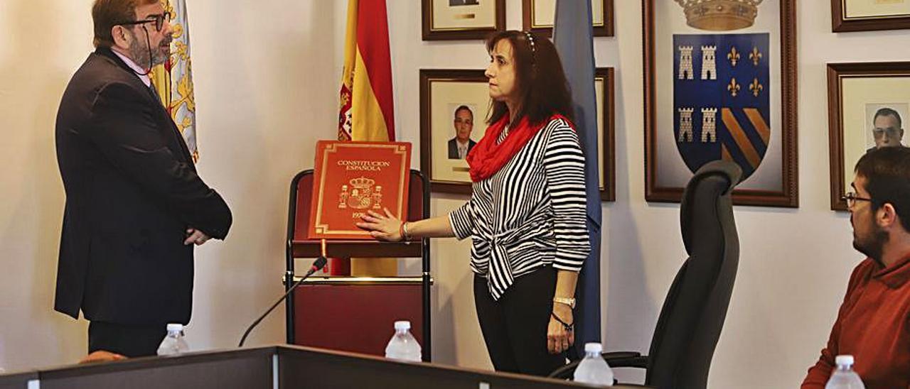 La alcaldes, al asumir el cargo en Torres Torres. | DANI TORTAJADA