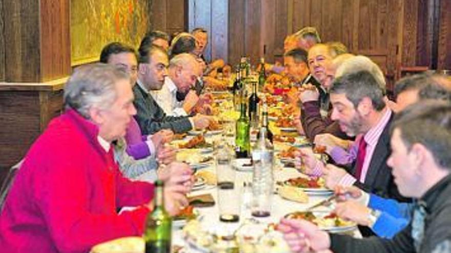 Comensales, en una sidrería de La Felguera comiendo el botillo.