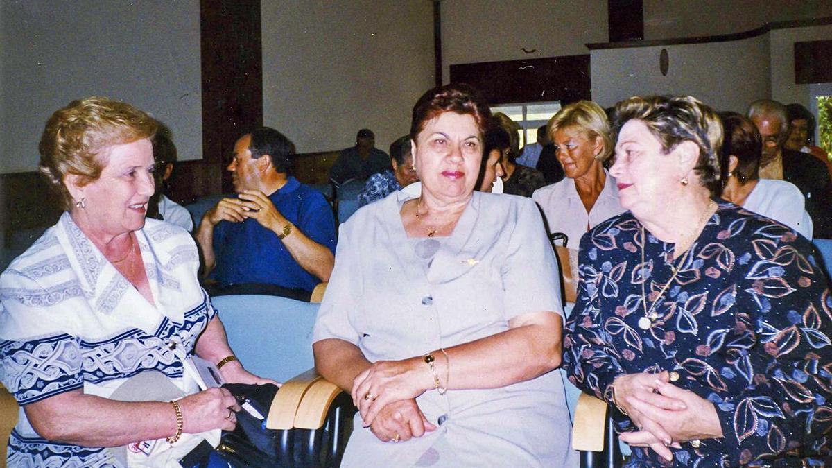 Presentación do libro de X. Villar en Merza (1999). Á esquerda, Socorro Taboada, neta do alcalde de Carbia, J. Taboada.   | // CEDIDA POR J. A. PORTO TABOADA