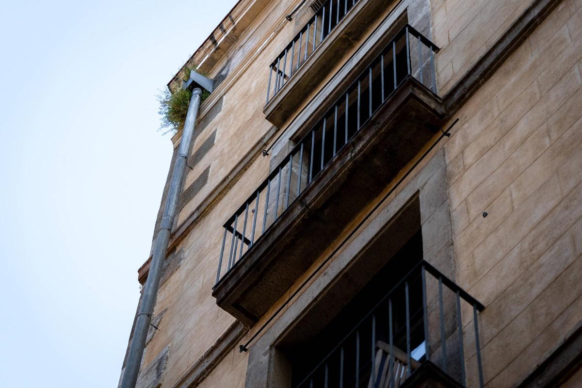 Barcelona trata de poner fin a las marañas de cables en las fachadas