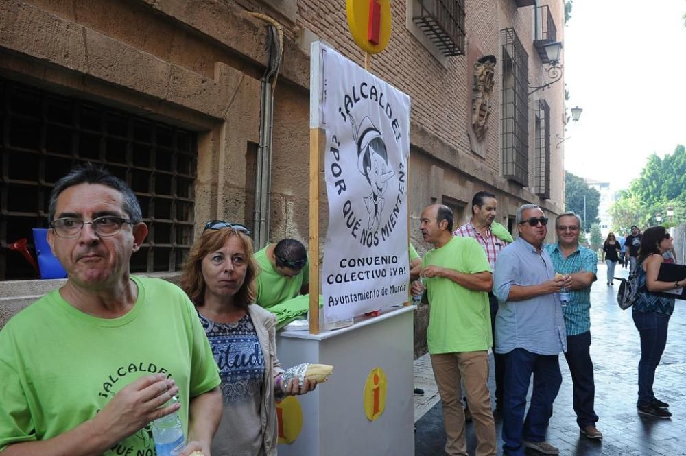 Pleno municipal con protesta