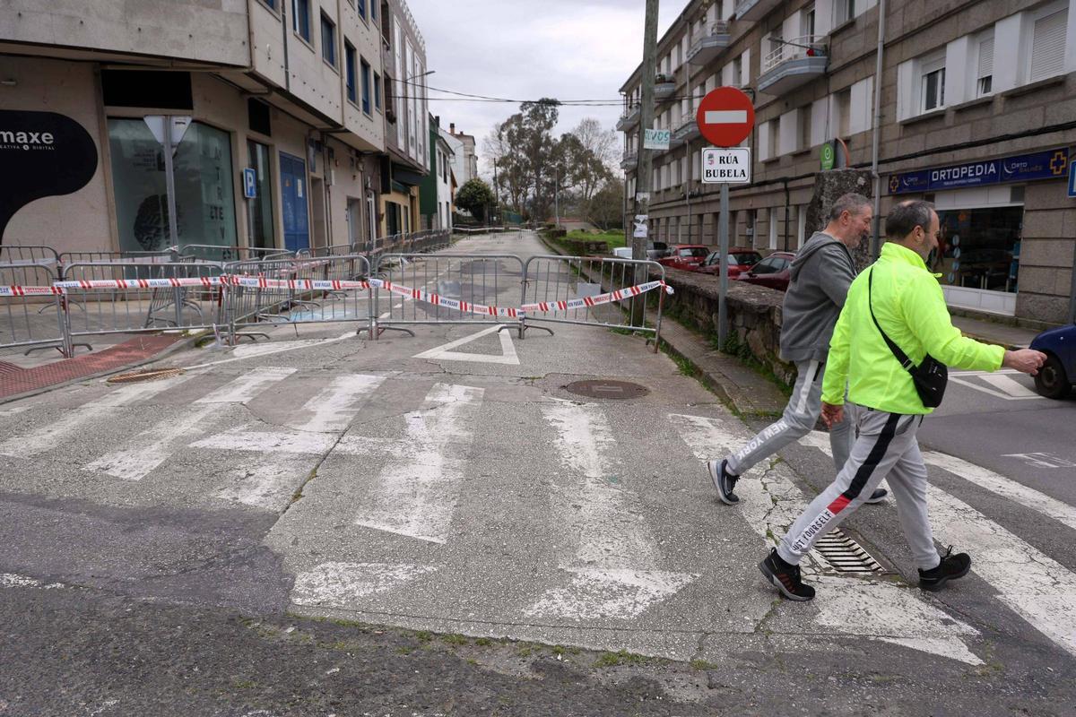 La calle Bubela (en el entorno de la rotonda de la Luz Salgada) permanece cortada desde hace meses.