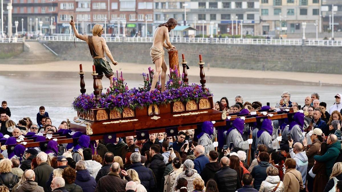 VÍDEO: Así fue la procesión de Las Lágrimas de San Pedro en Gijón