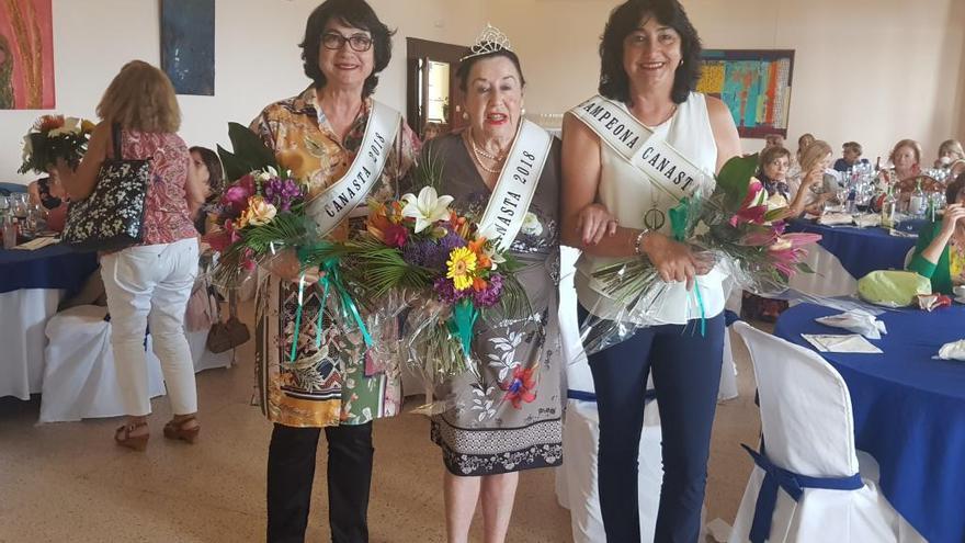 De izquierda a derecha, Ana Margarita Matoso, Juana Manrique y Dulce Matoso, hoy, en el Real Club Náutico Arrecife con sus distinciones.