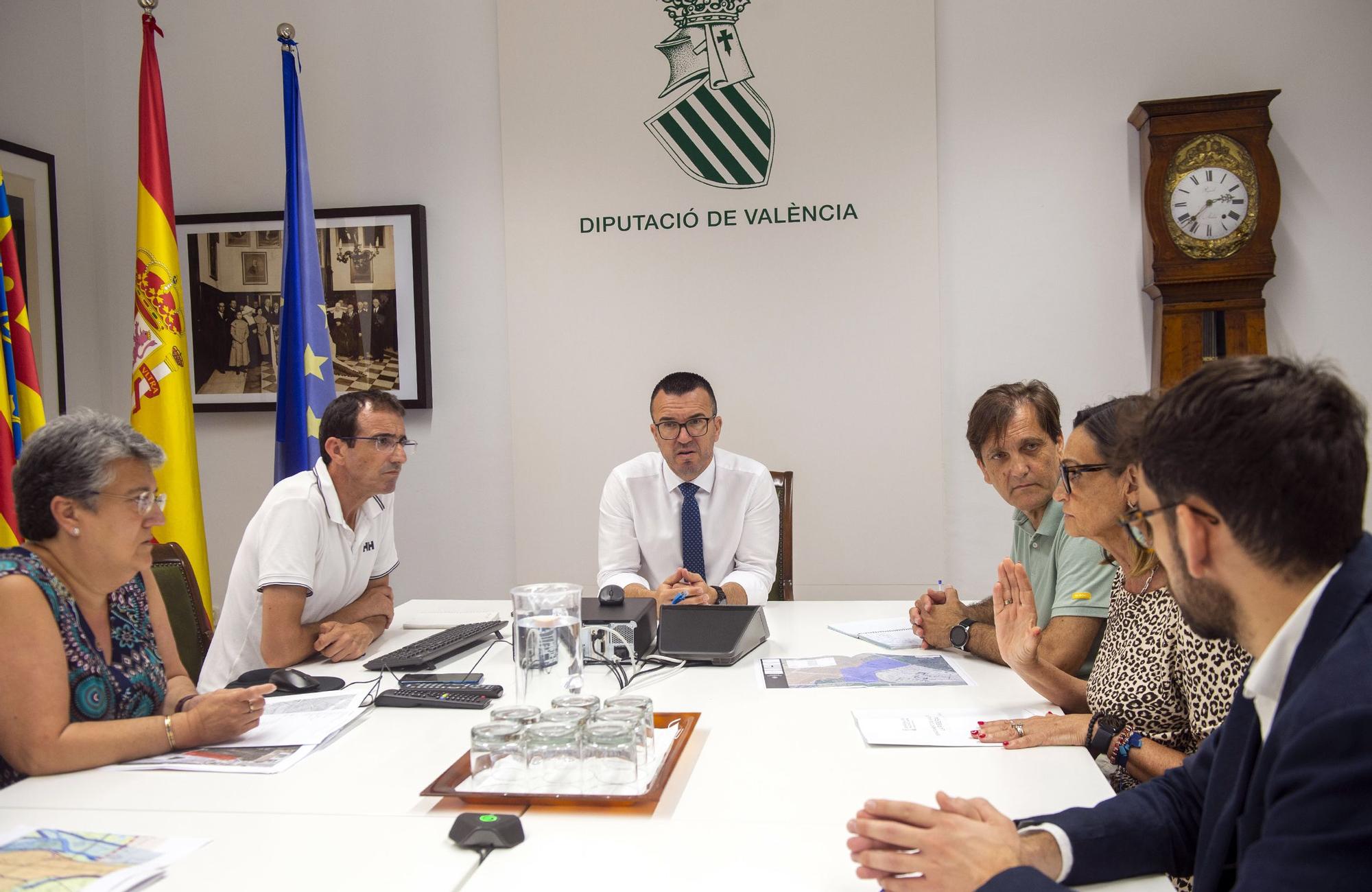 El presidente de la diputación, Vicent Mompó, en la reunión con el alcalde de Alzira, Alfons Domínguez.