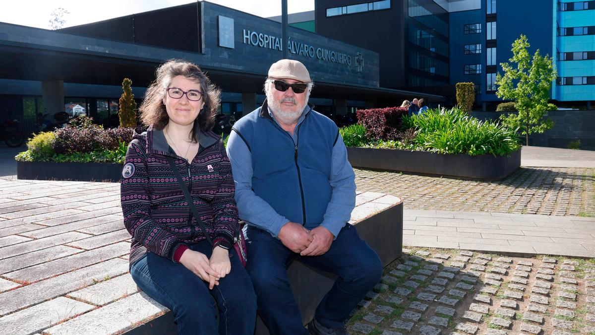 Justo y su hija Romina, esta semana a las puertas del hospital Álvaro Cunqueiro.