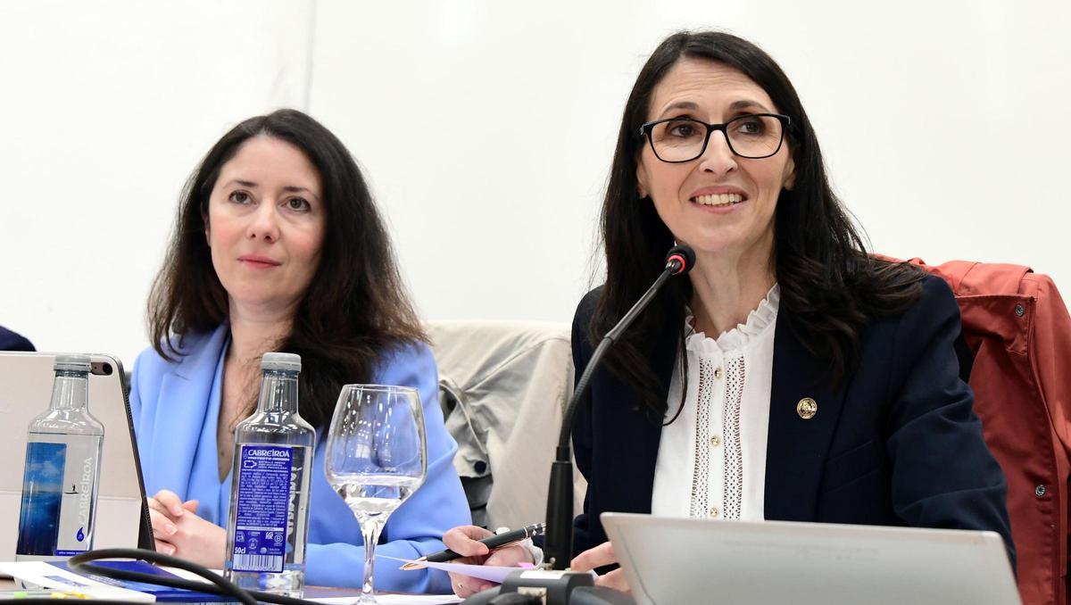 A reitora da USC, Rosa Crujeiras, e a secretaria xeral, Alicia Villalba.