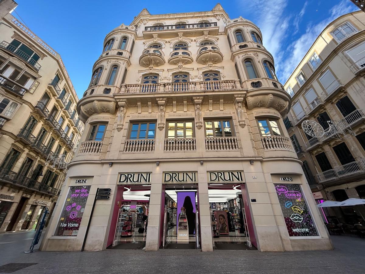 El edficio de la plaza Félix Sáenz en el Centro de Málaga que alberga el local de Druni.