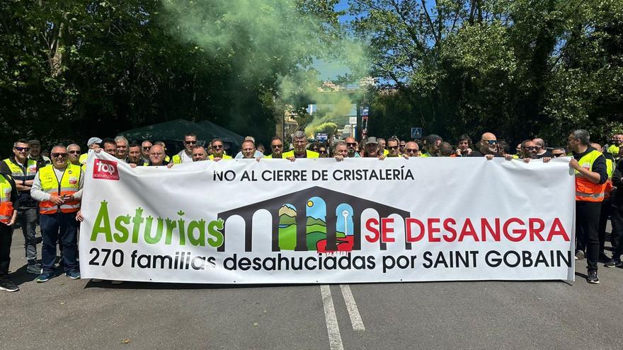 Un grupo de trabajadores de Saint-Gobain, con la pancarta «de diseño» que estrenaron ayer.