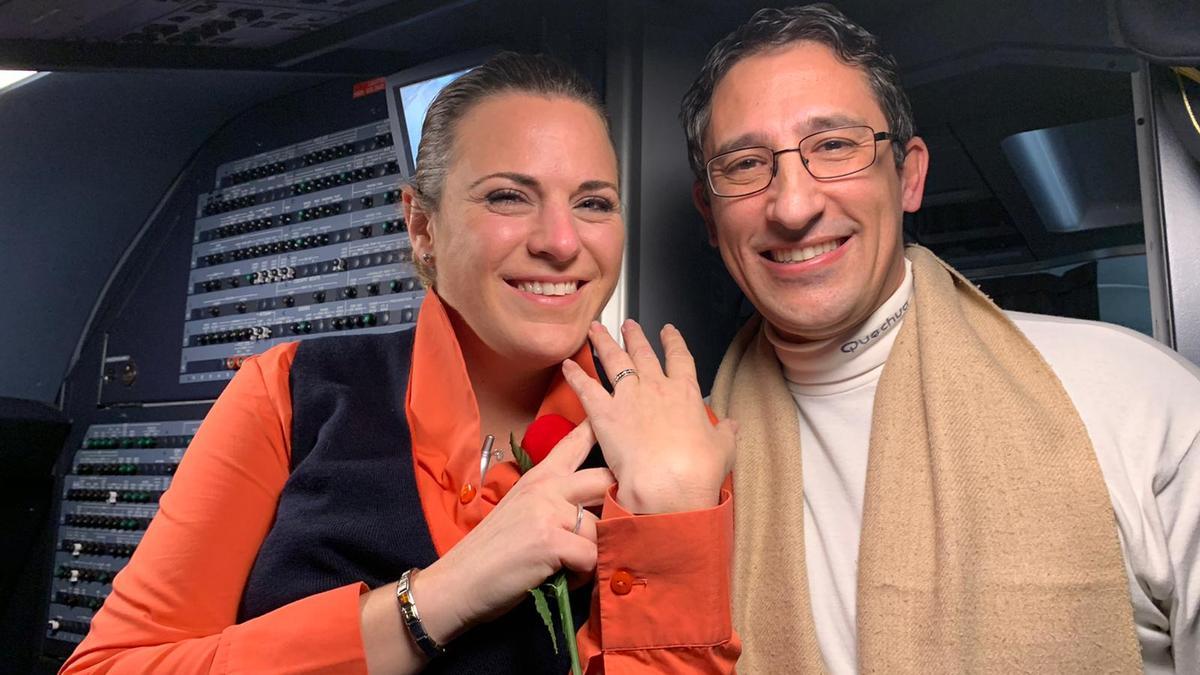 Clara Pardilla, con su anillo, y Daniel Llorente, tras comprometerse, en el vuelo Asturias-Madrid.
