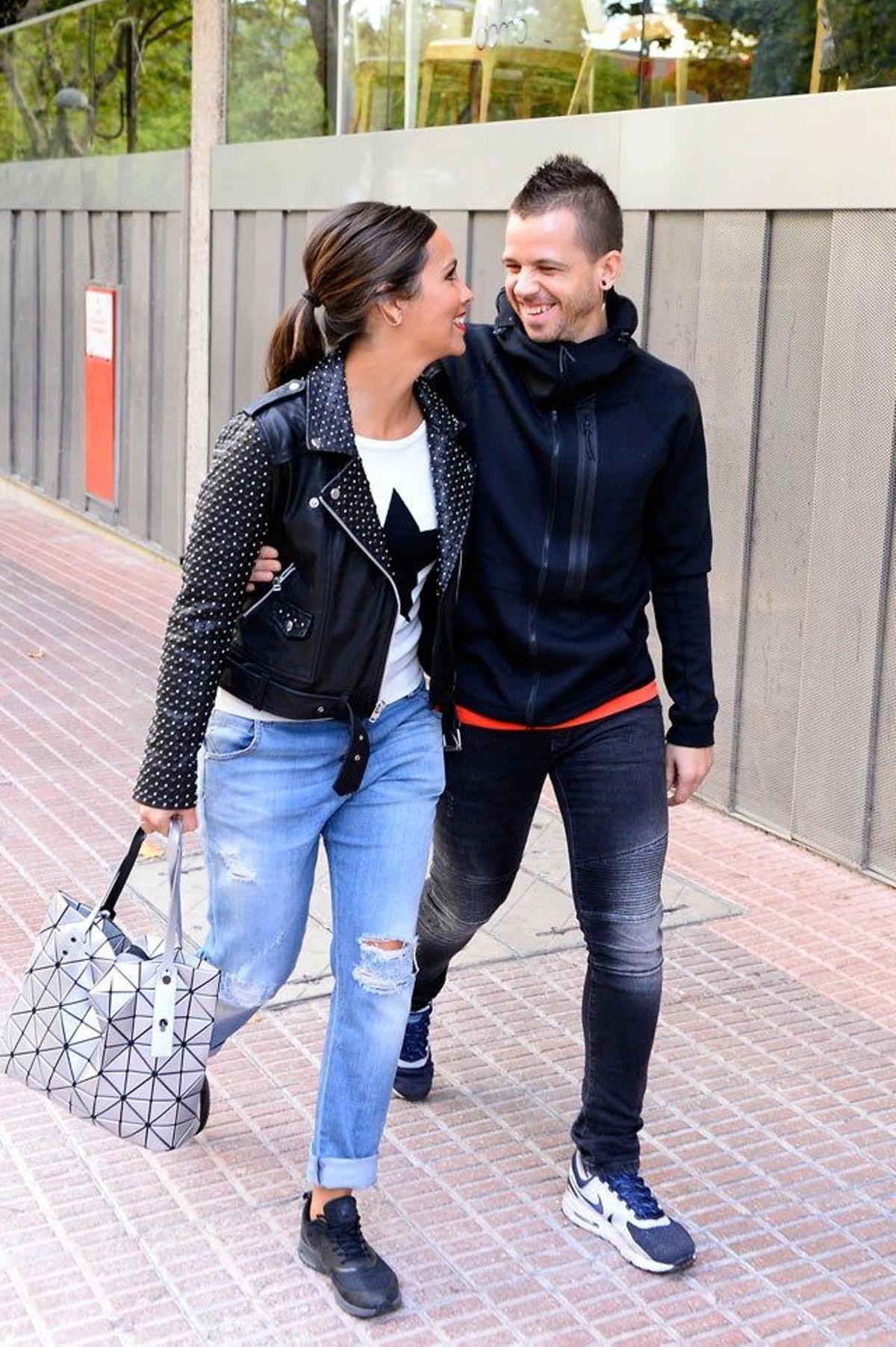 Cristina Pedroche y David Muñoz comparten una mirada cómplice mientras caminan por las calles de Madrid