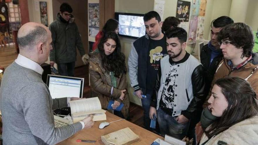 Visita de alumnos del colegio García Barbón a la biblioteca. // FdV