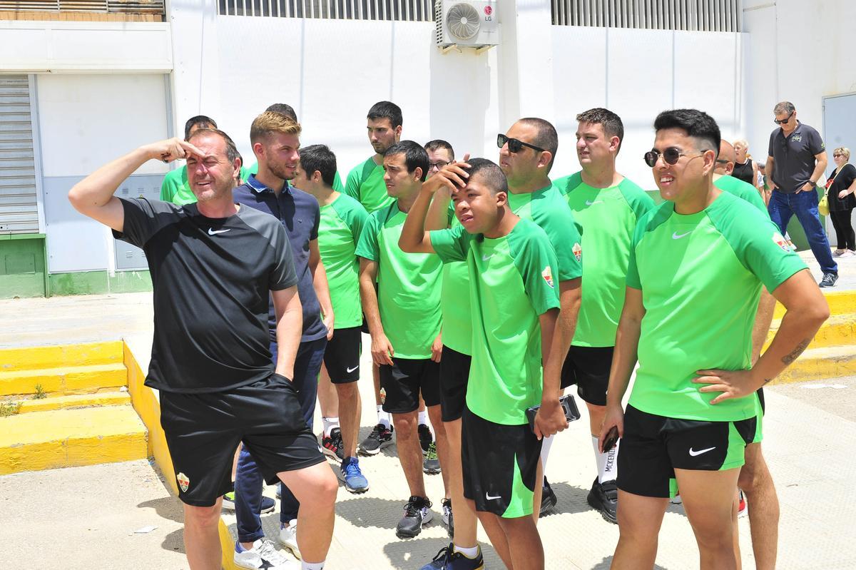 Algunos jugadores del Elche Genuine junto a su entrenador y el director general del club, esta tarde antes de su partida