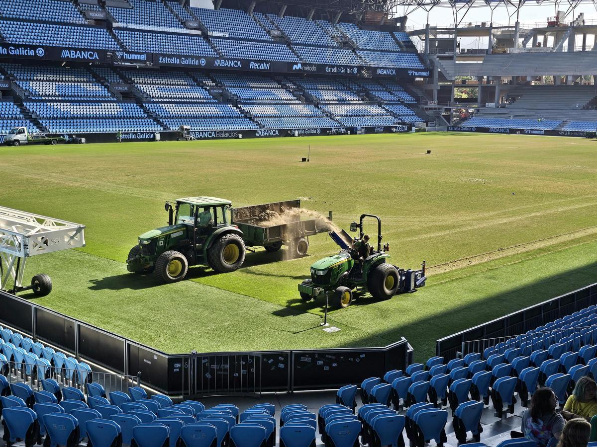 El Celta inicia la retirada del césped dañado en Balaídos
