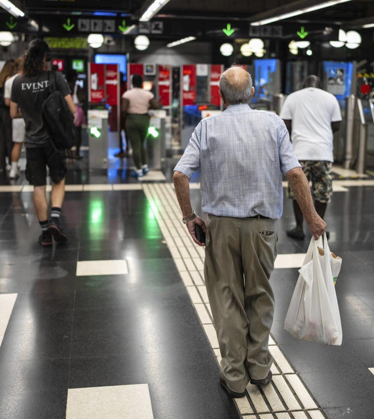 Els beneficiaris de la targeta rosa cauen un 18% en una dècada