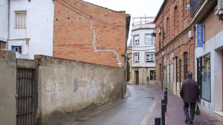 Agrietamiento revocado con cemento en el número 2 de la calle Lagares, donde se aprecia la angostura de la calzada. Foto J. A. G.