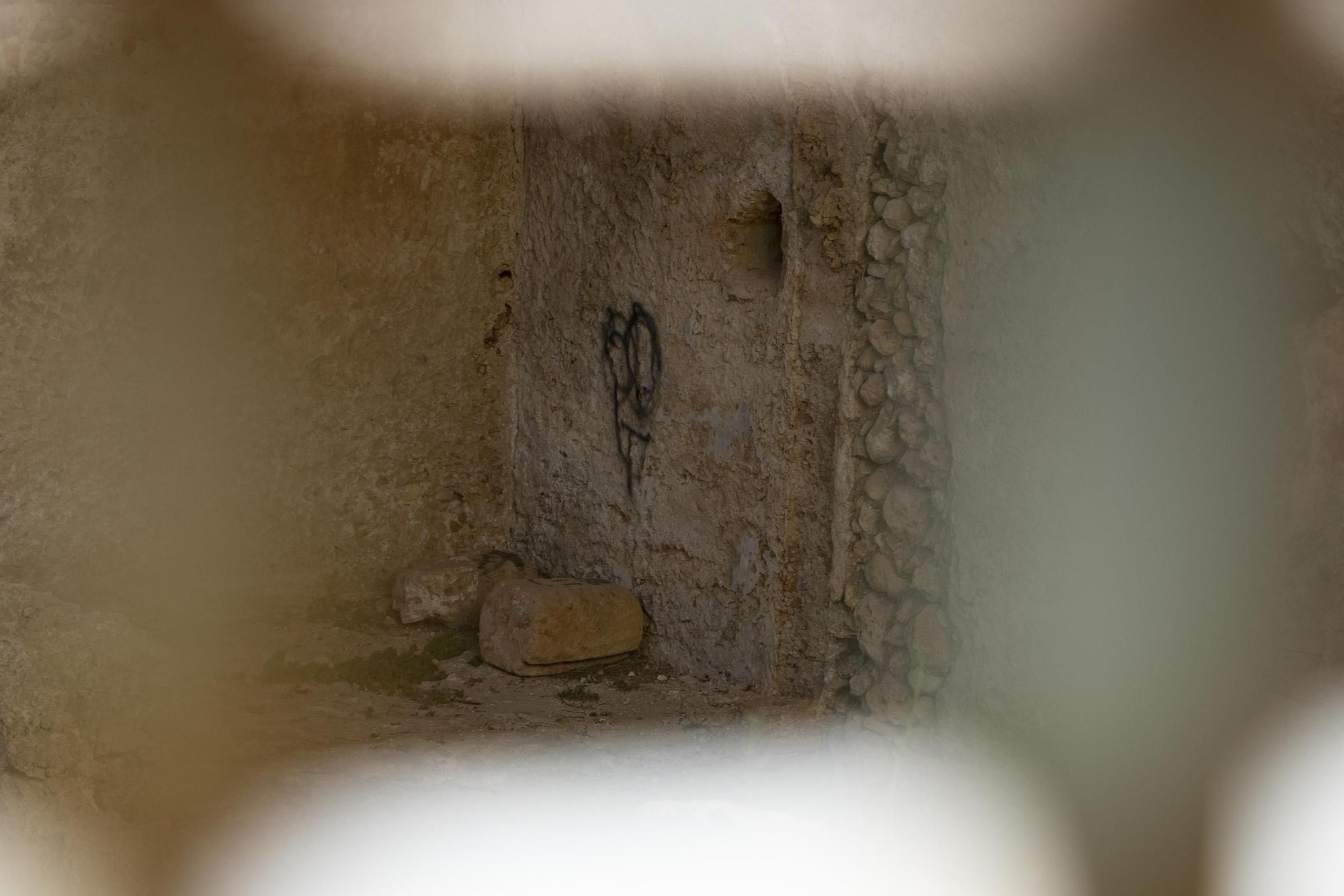 Denuncian la aparición de pintadas vandálicas en los baños árabes del Raval en Xàtiva