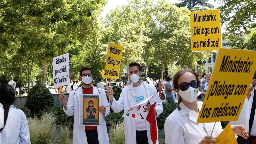 Protesta de un grupo de residentes de medicina.