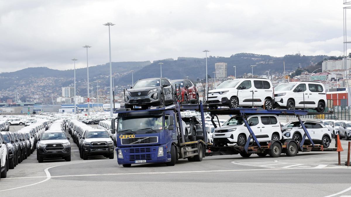 Un camión con vehículos fabricados por la fábrica de Stellantis en Vigo en Bouzas