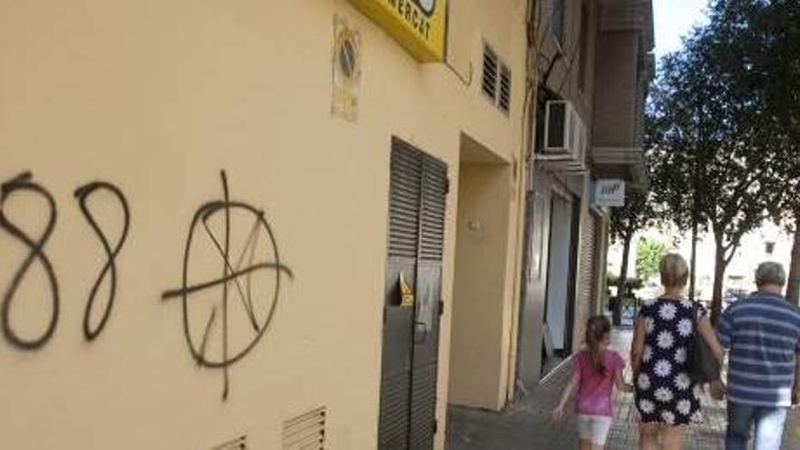 La policía sigue el rastro de los autores de una oleada de pintadas nazis en las calles de Xàtiva