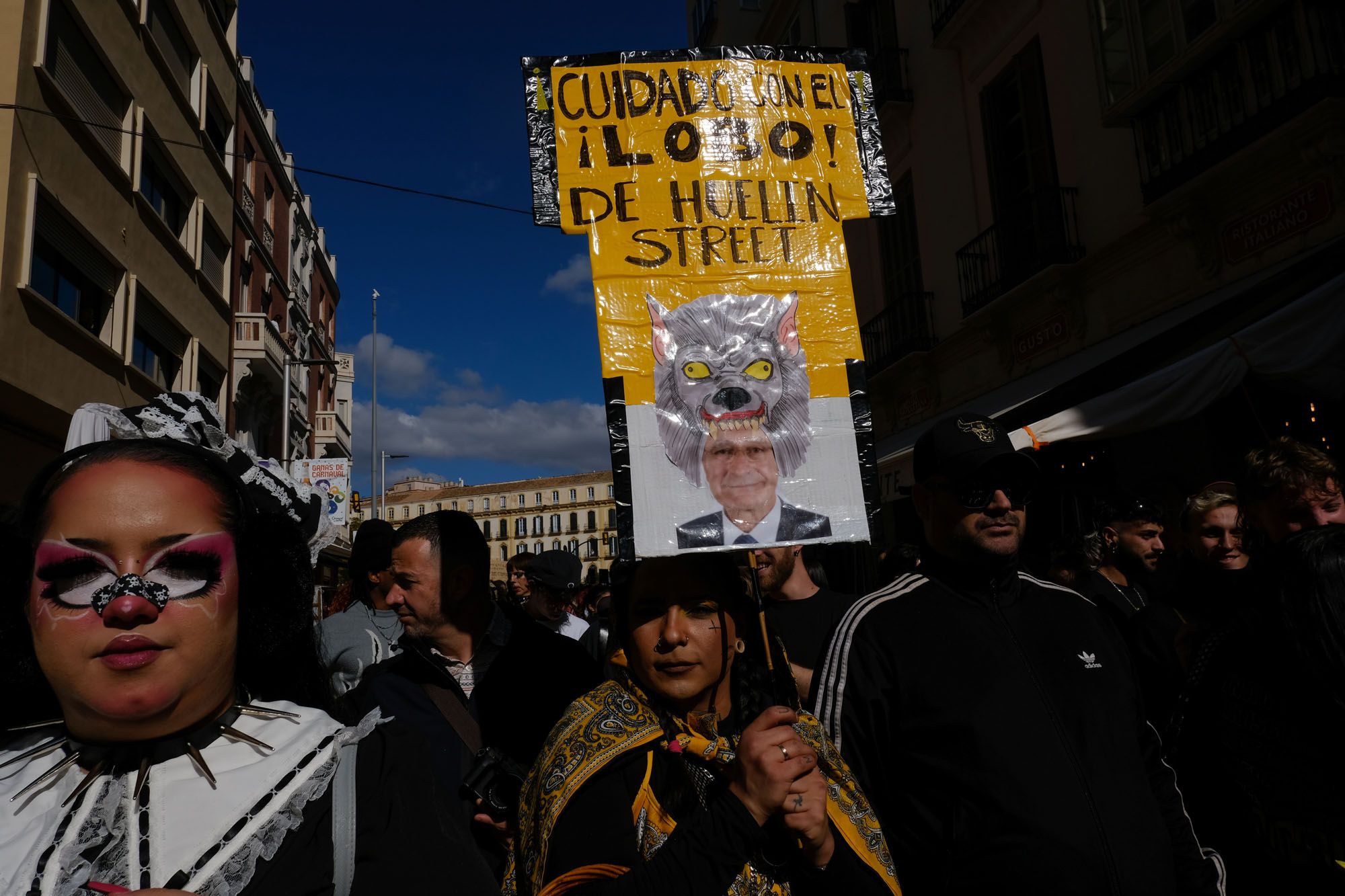 Manifestación en defensa de La Casa Invisible por las calles de Málaga.