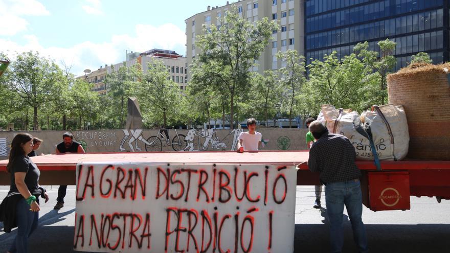 Els pagesos gironins protesten per la nova baixada del preu que els paguen per la llet i que els porta a la ruïna