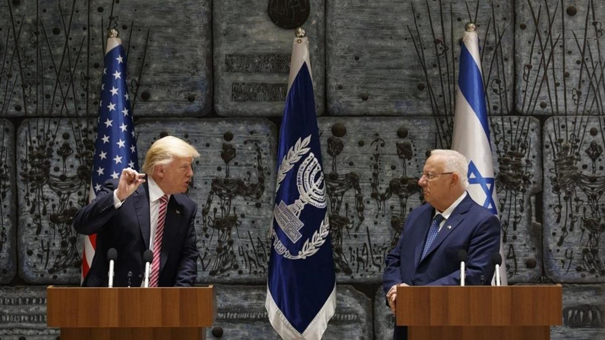 El presidente de Israel, Reuven Rivlin (derecha), escucha al presidente Trump en Jerusalén, el 22 de mayo.