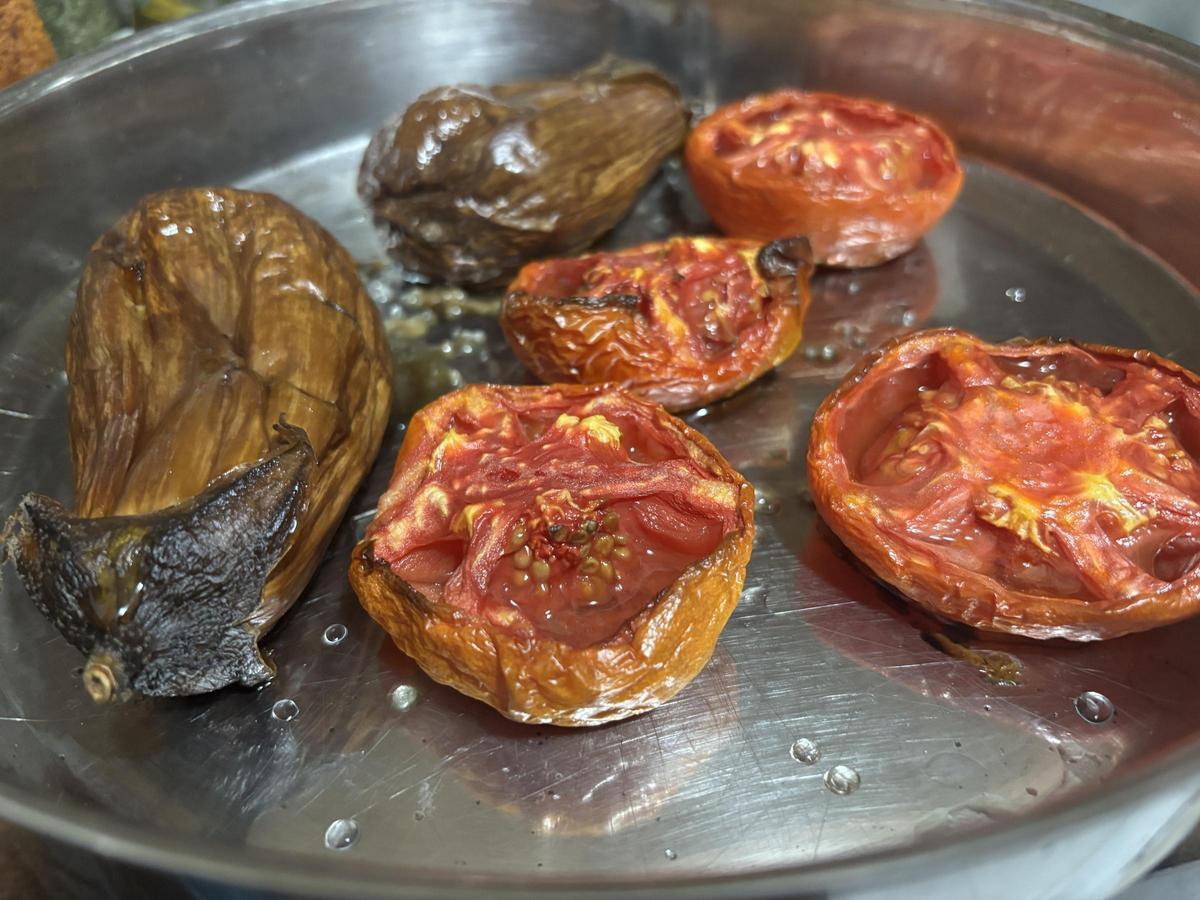 Las berenjenas y los tomates, recién asados.
