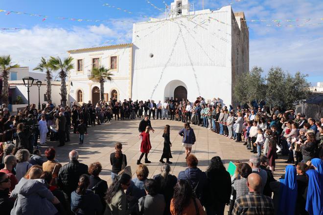 Los grupos de ‘ball pagès’ de Formentera bailaron sin lucir los trajes típicos en la plaza de la Constitució de Sant Francesc.