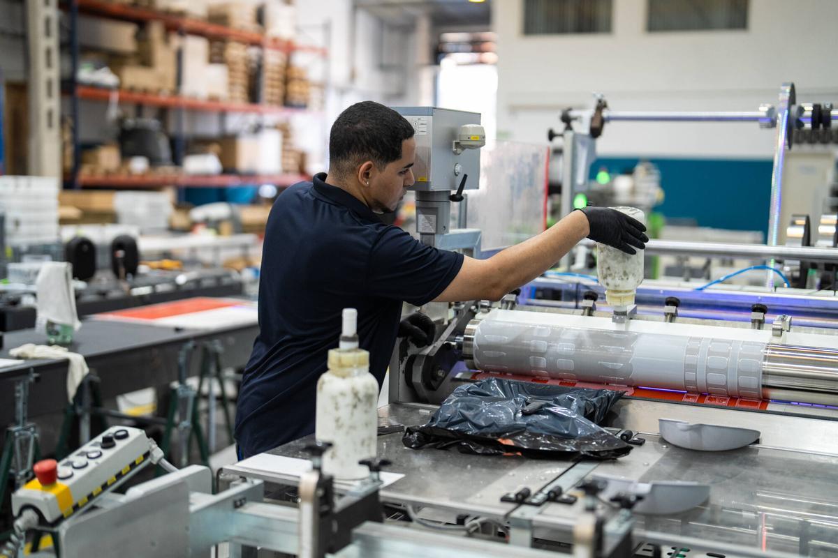 Barcelona. Vista general de las instalaciones de Celestech, la única fábrica de España dedicada a la producción de gafas homologadas para la observación segura de eclipses solares. La compañía incrementa su actividad ante el aumento de la demanda y las advertencias sobre la comercialización de gafas no certificadas. 5 de agosto de 2026. Sociedad. AUTOR: ZOWY VOETEN