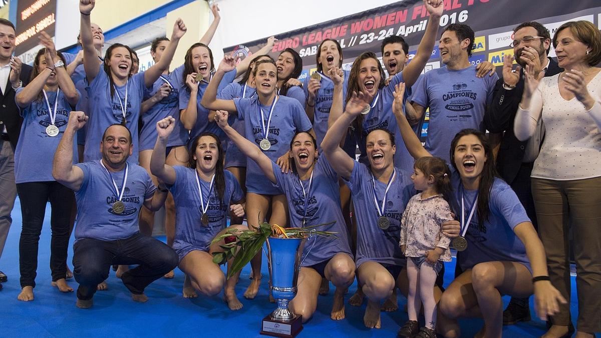 La jugadoras del CN Sabadell celebran la victoria como campeonas de la final four de la Euroliga.