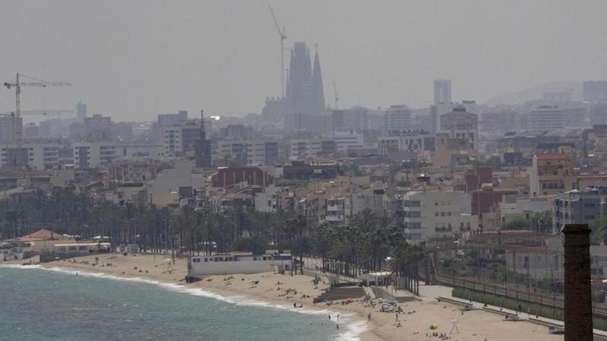 Les platges de Badalona, amb Barcelona al fons, vistes des de Montgat. | FERRAN NADEU