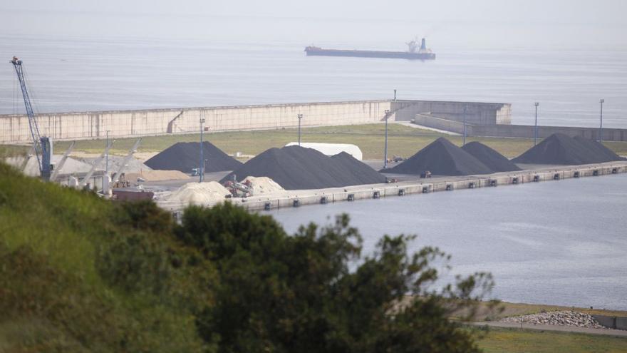 El Musel eleva en 1,2 millones su previsión de tráficos de graneles sólidos por Arcelor y EDP