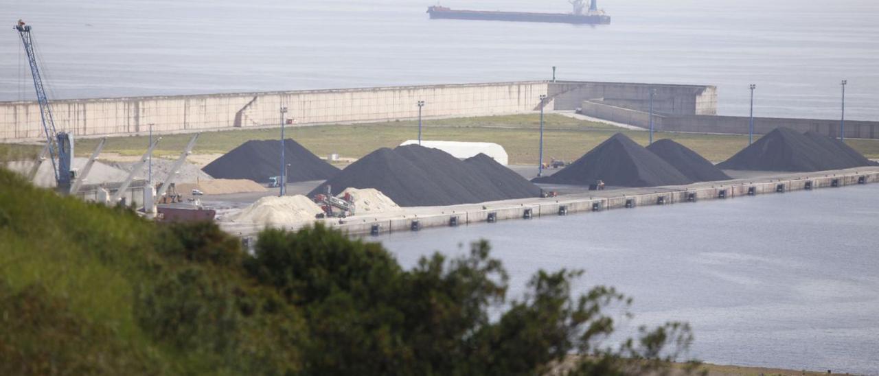 Al fondo, vista del Muelle Norte de la ampliación de El Musel, el pasado 9 de junio. | Ángel González