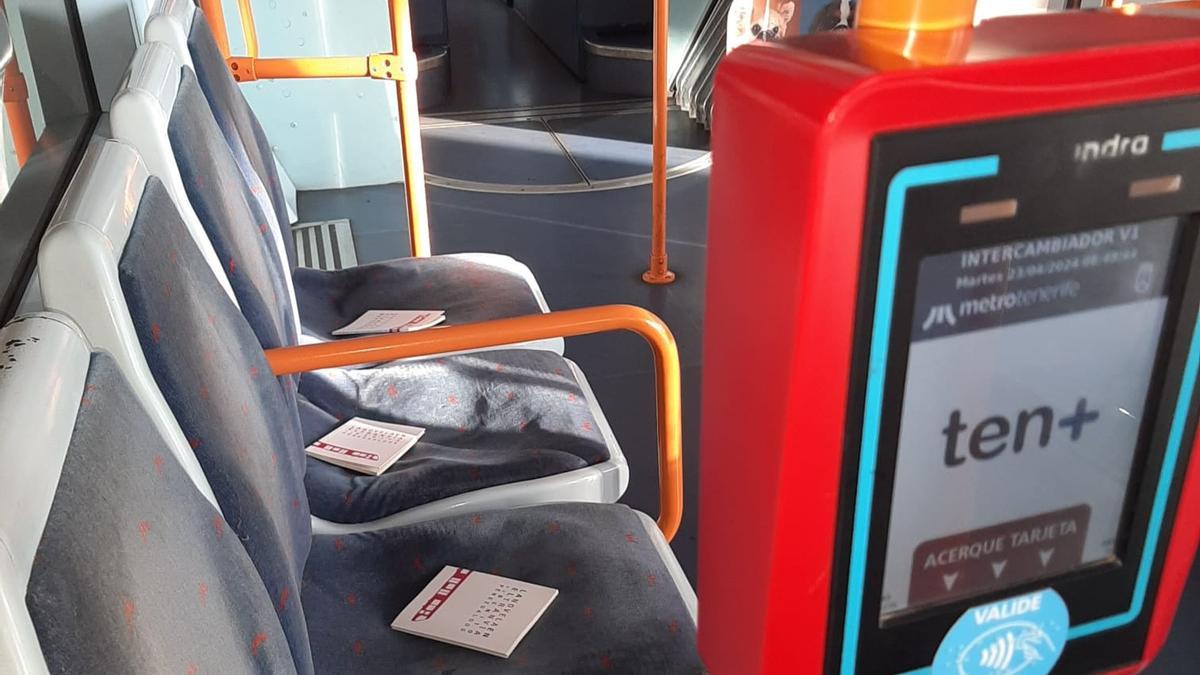 Uno de los vehículos que circuló esta mañana con los libros de Galdós