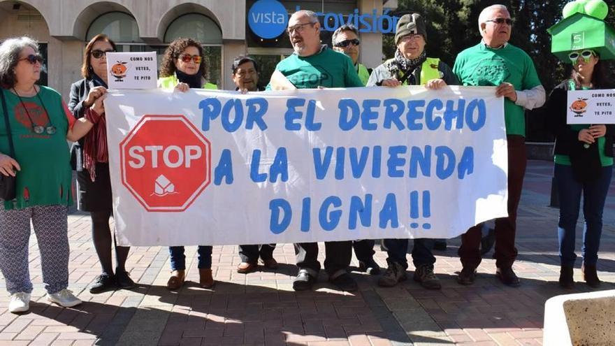 Miembros de la PAH protestaron ayer ante la sede regional de Ciudadanos.