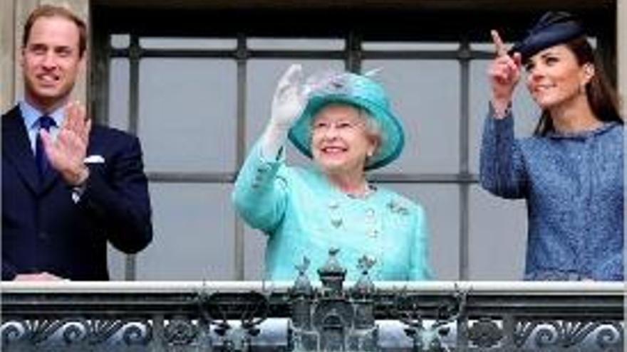 La reina Isabel, en un acte entre Kate i el seu nét Guillem.