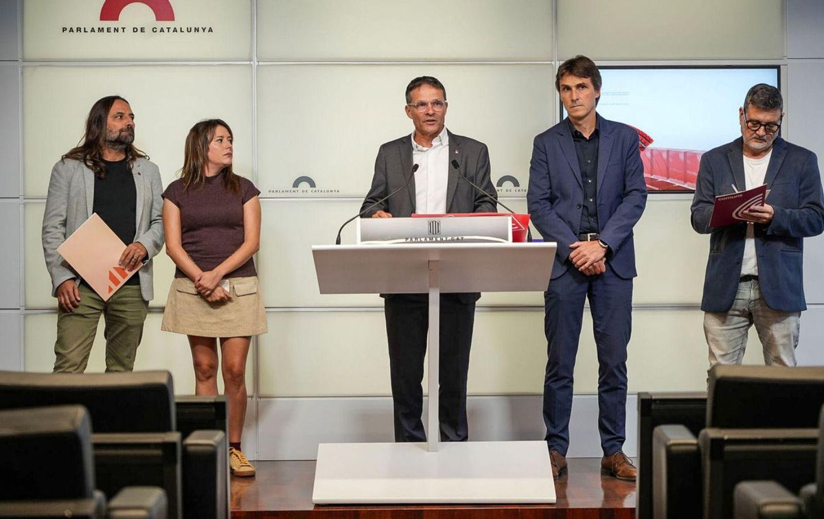 El PSC, Junts, els Comuns, ERC i la CUP s’alien per regular taxis i VTCs