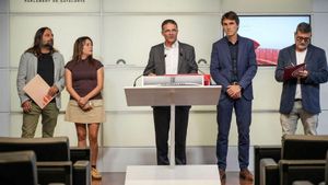 El PSC, Junts, els Comuns, ERC i la CUP s’alien per regular taxis i VTCs