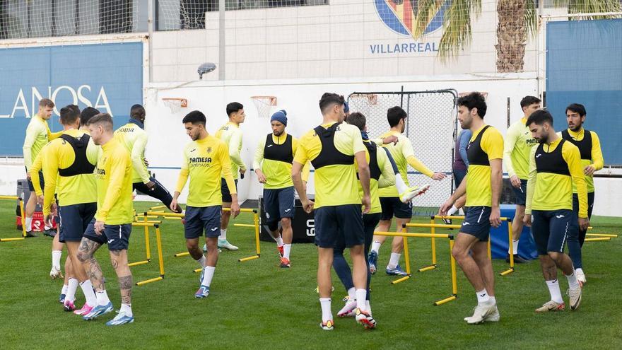 Pedraza y Parejo, en un entrenamiento reciente del Villarreal junto a sus compañeros.