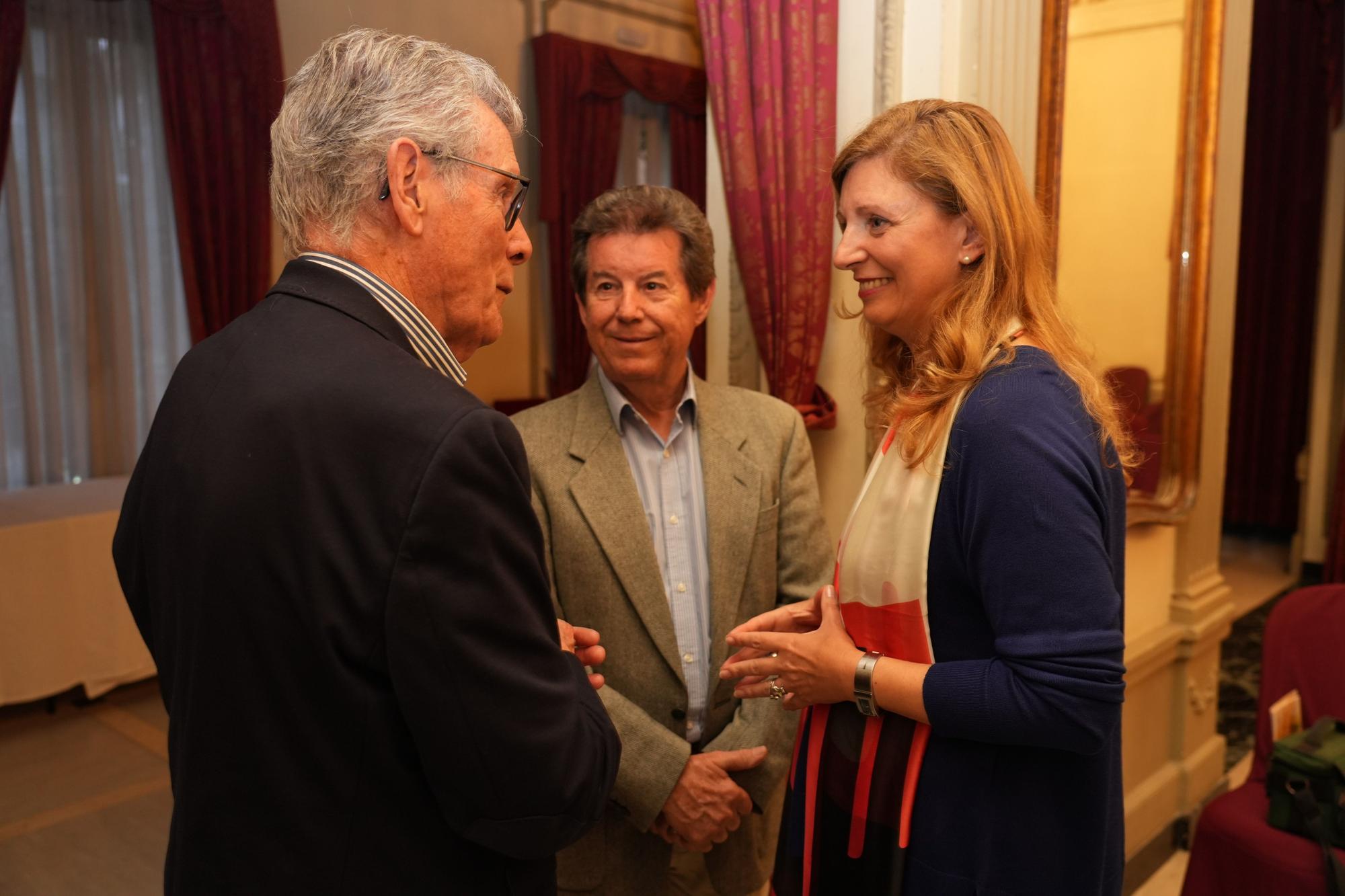 El pintor Forner entrega su retrato al maestro Tebar en el Casino Antiguo de Castelló