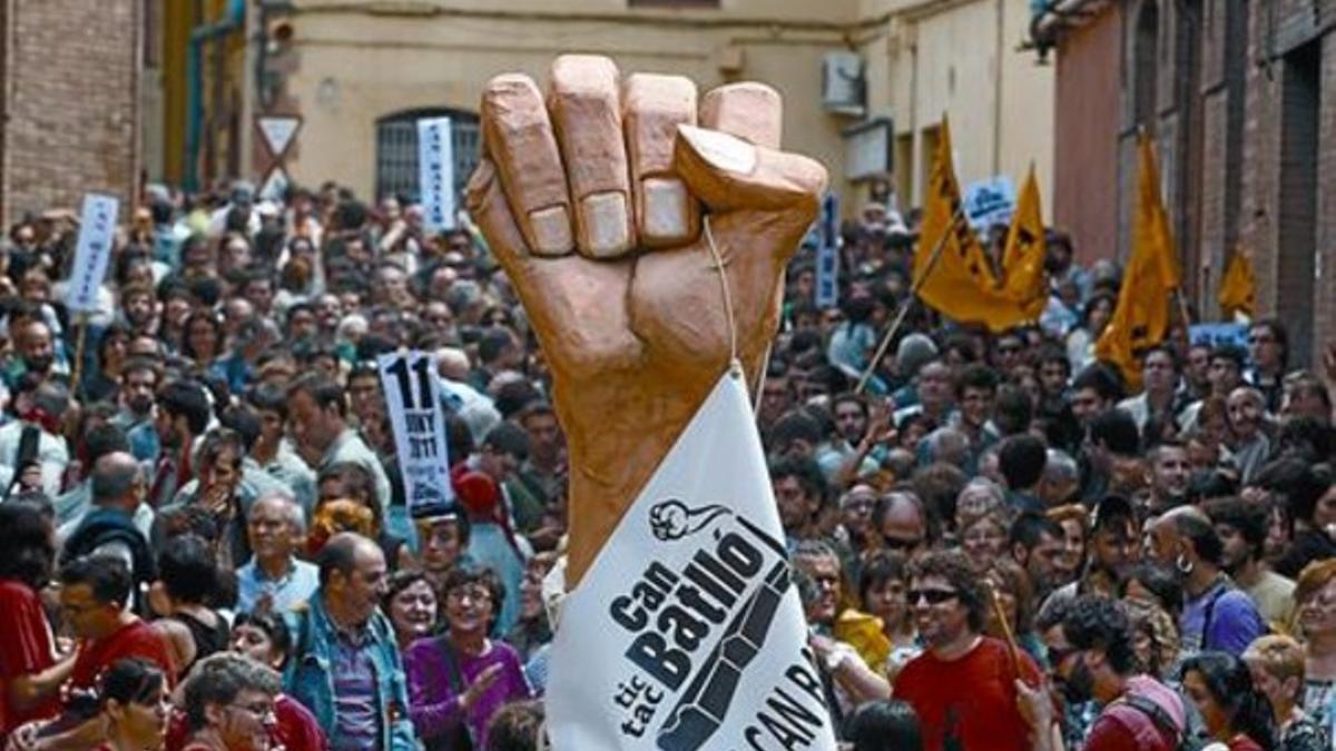 El puño de Can Batlló, símbolo de la lucha del barrio de la Bordeta, durante la fiesta de ayer en el recinto fabril.