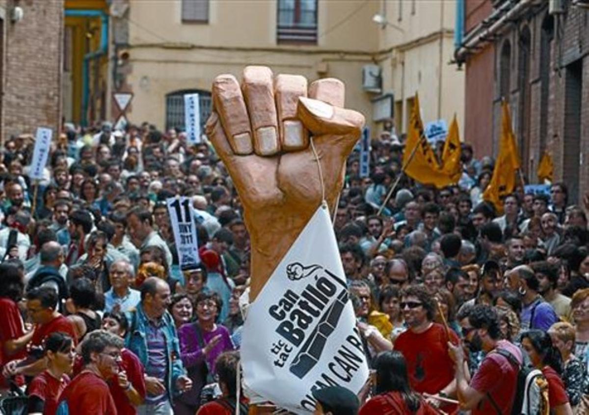 El puny de Can Batlló, símbol de la lluita del barri de la Bordeta, durant la festa d’ahir al recinte fabril.